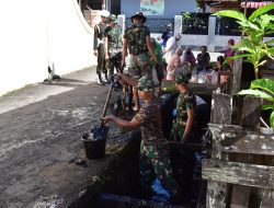 Mantap! Personel Pomdam Xll/Tanjungpura Bersihkan Saluran Air