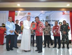 Paolus Hadi Berikan Kenangan  Batik Samer Untuk Duta Besar Vatikan Mgr. Piero Pioppo